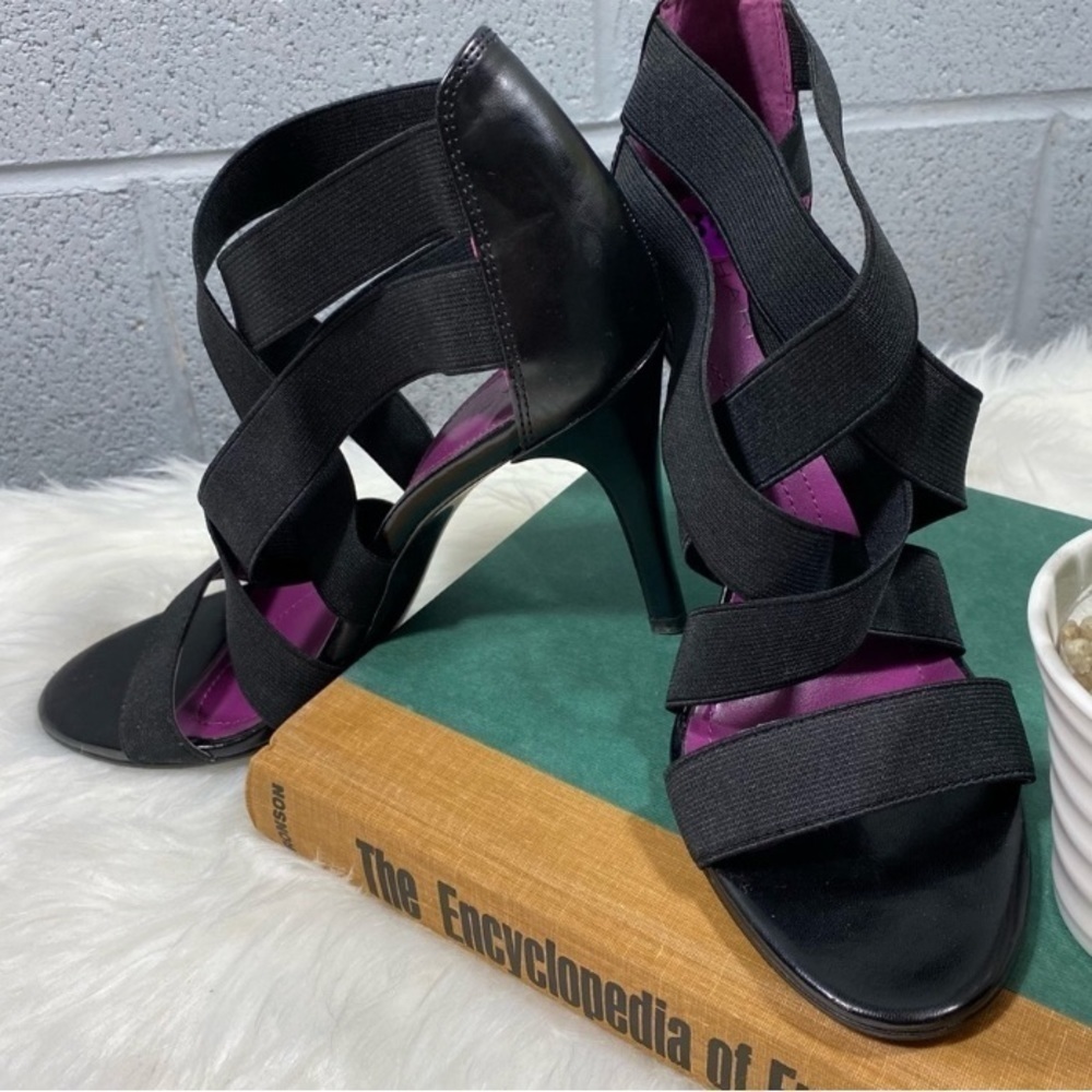 Tahari pumps / stiletto heels in black​​​​​​​​​​​​​​​​
